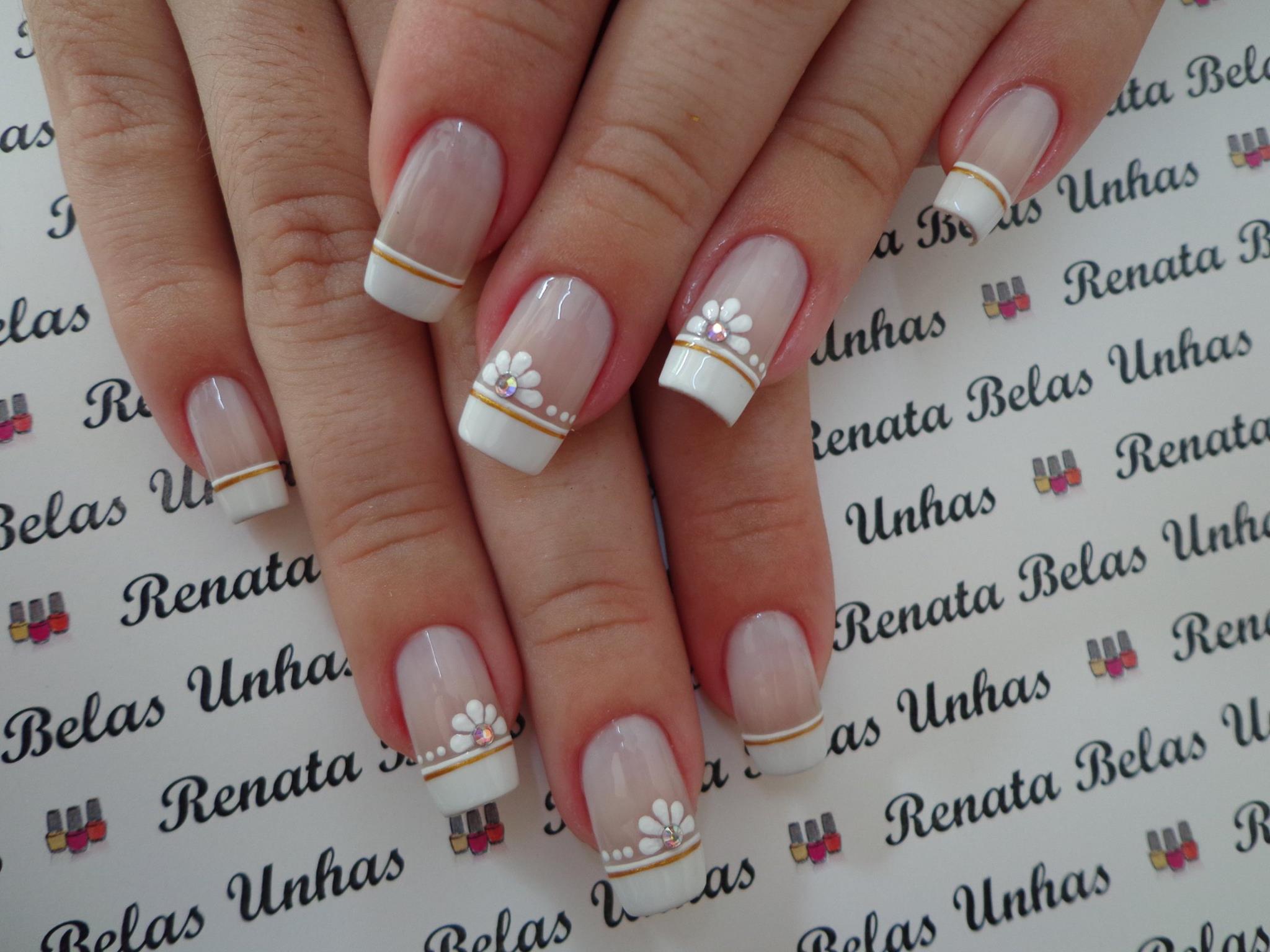 unhas brancas decoradas