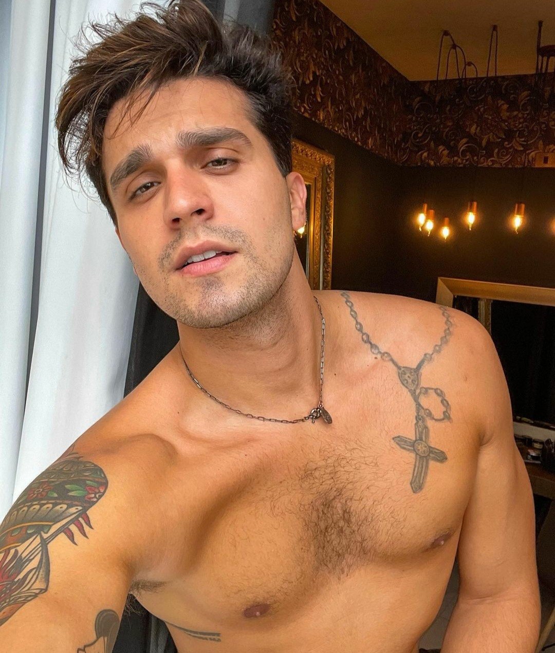 luan santana sem camisa