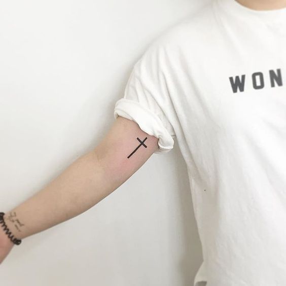 Tatuagem no braço masculino pequeno