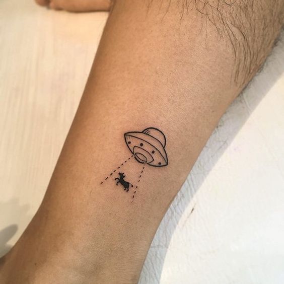 Tatuagem no braço masculino pequeno