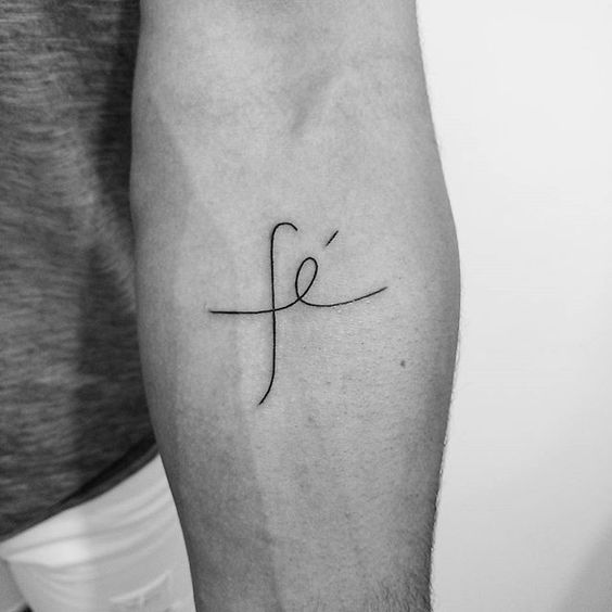 Tatuagem no braço masculino pequeno