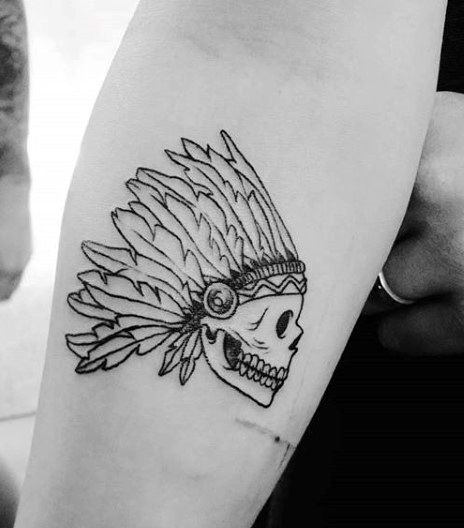 Tatuagem no braço masculino pequeno