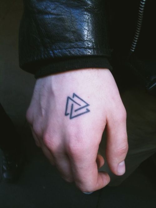Tatuagem no braço masculino pequeno