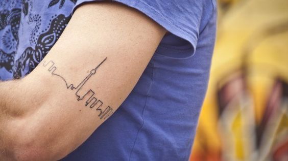 Tatuagem no braço masculino pequeno