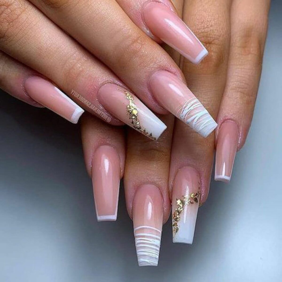 unhas brancas decoradas