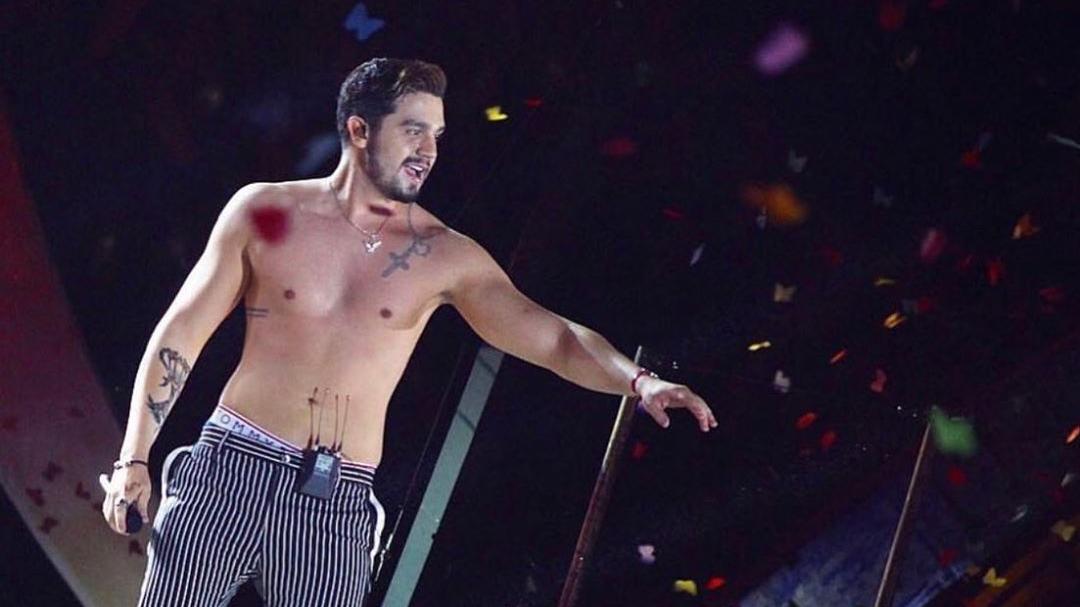 luan santana sem camisa