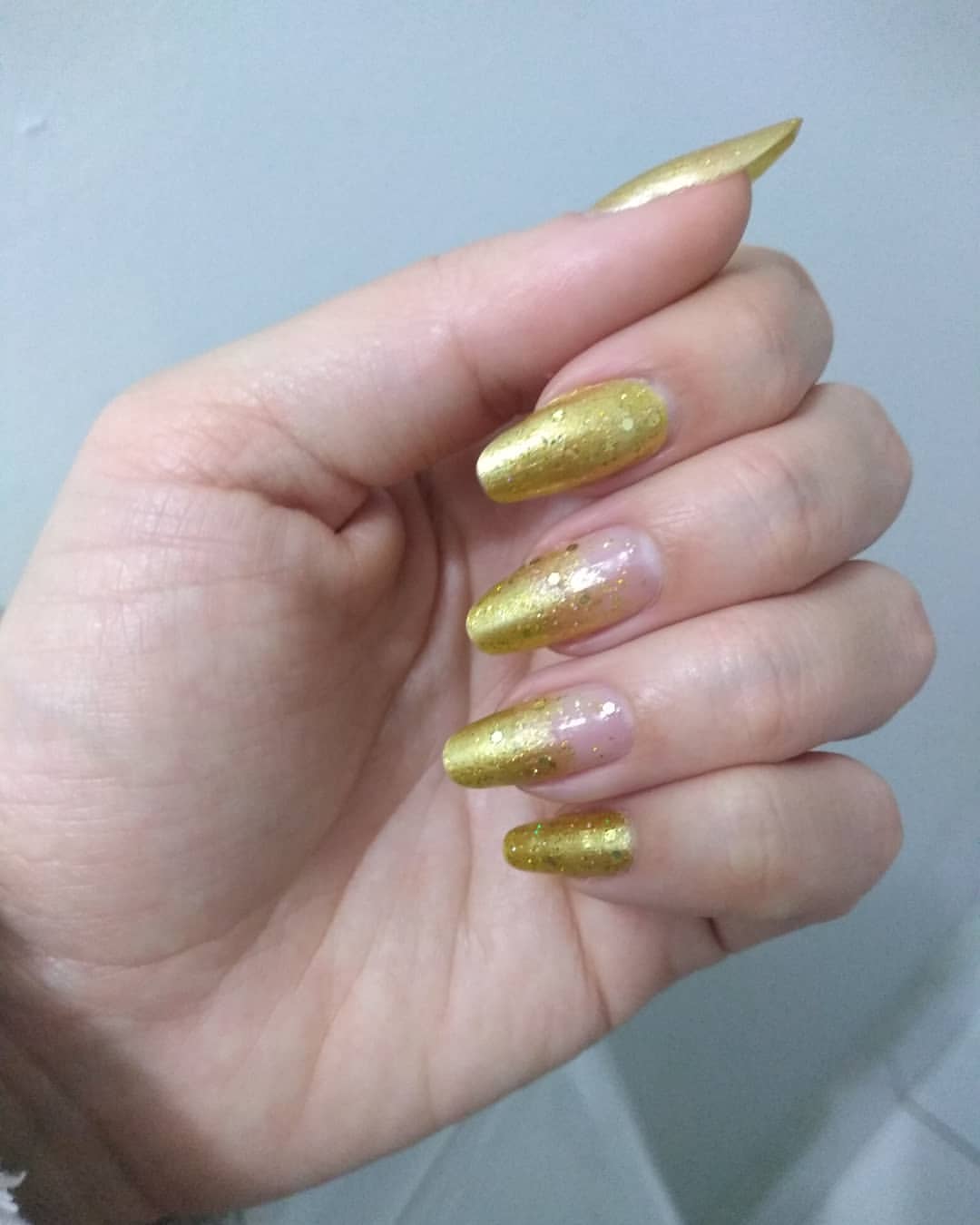 unhas douradas
