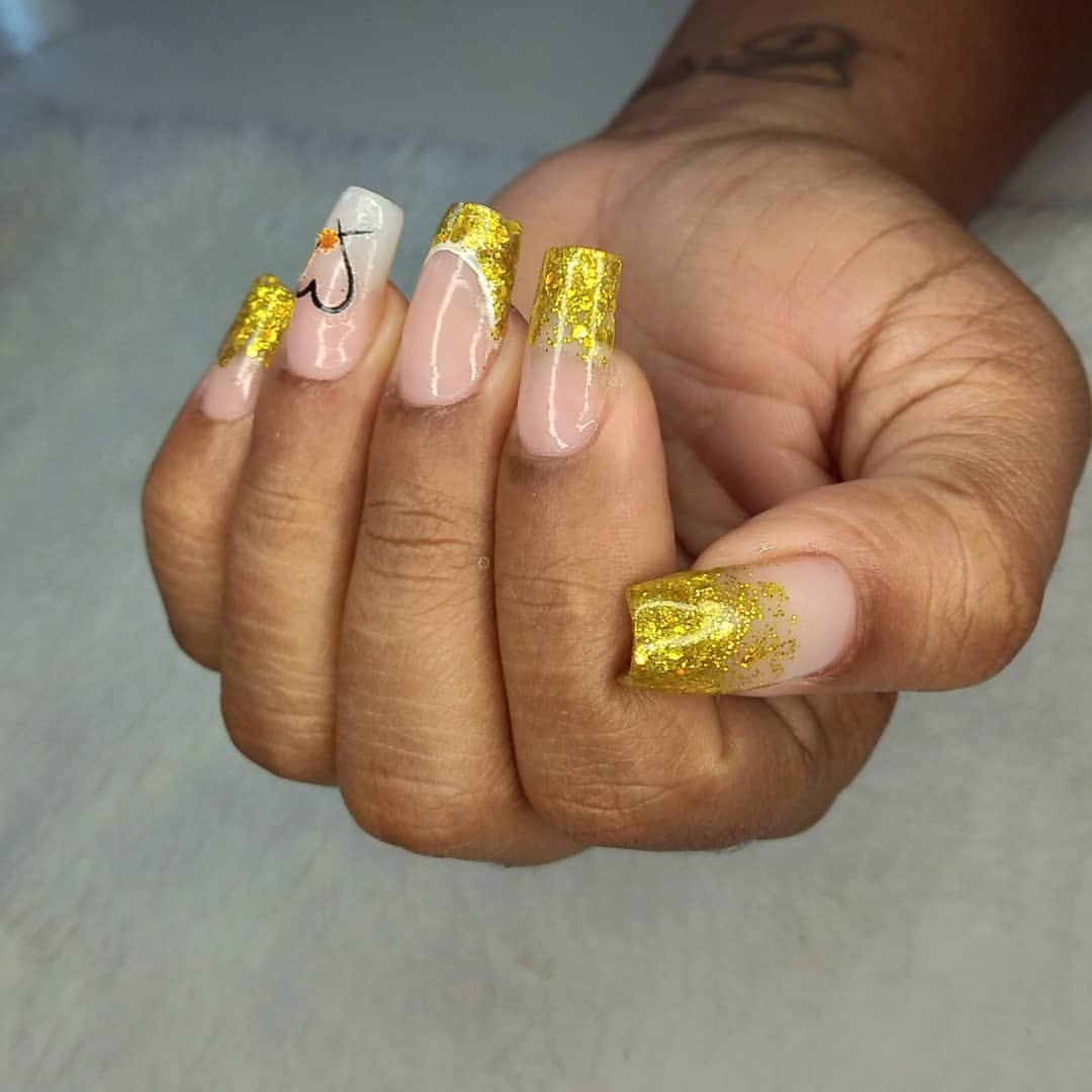 unhas douradas