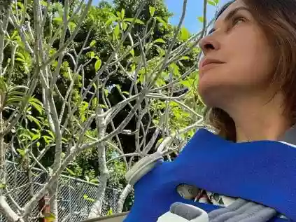 Fátima Bernardes aparece de tipoia após cirurgia no ombro