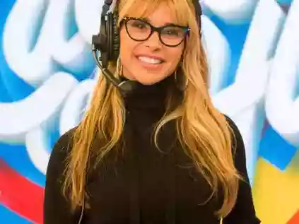 Dany Bananinha acende vela para Marília Mendonça e altar pega fogo