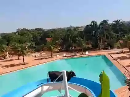 Vaca escorrega em toboágua de clube no interior de SP