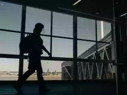 Passagem aérea de madrugada é mais barata? Saiba mitos e verdades 