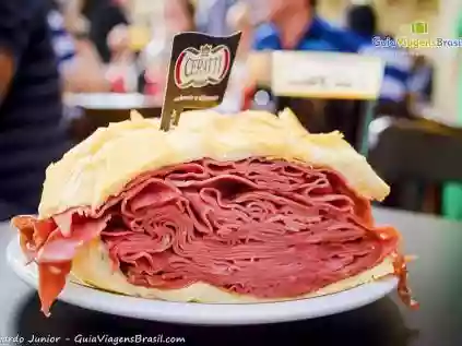 5 lugares para comer o famoso sanduíche de mortadela em SP