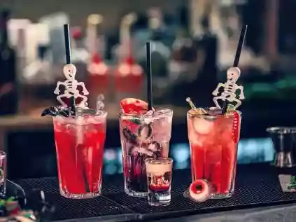 Veja como fazer Drink sanguíneo de Halloween