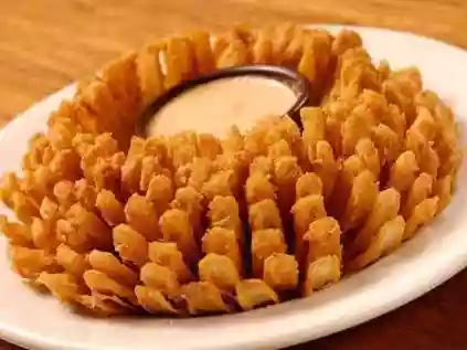 Cebolas Outback: veja preço no restaurante e como fazer em casa