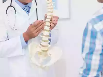 Qual é o médico especialista em coluna?