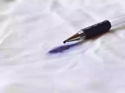 Adeus, manchas de caneta! Descubra como tirar tinta da roupa de forma fácil e rápida