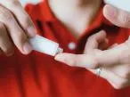 A candidíase masculina é mais comum do que parece e tem cura rápida. Entenda os sintomas, o que causa o fungo e como tratar com segurança.