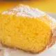 Bolo de milho da lata recém-assado em fatias sobre uma mesa rústica