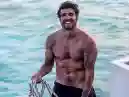 Caio Castro curte a noite com nova namorada